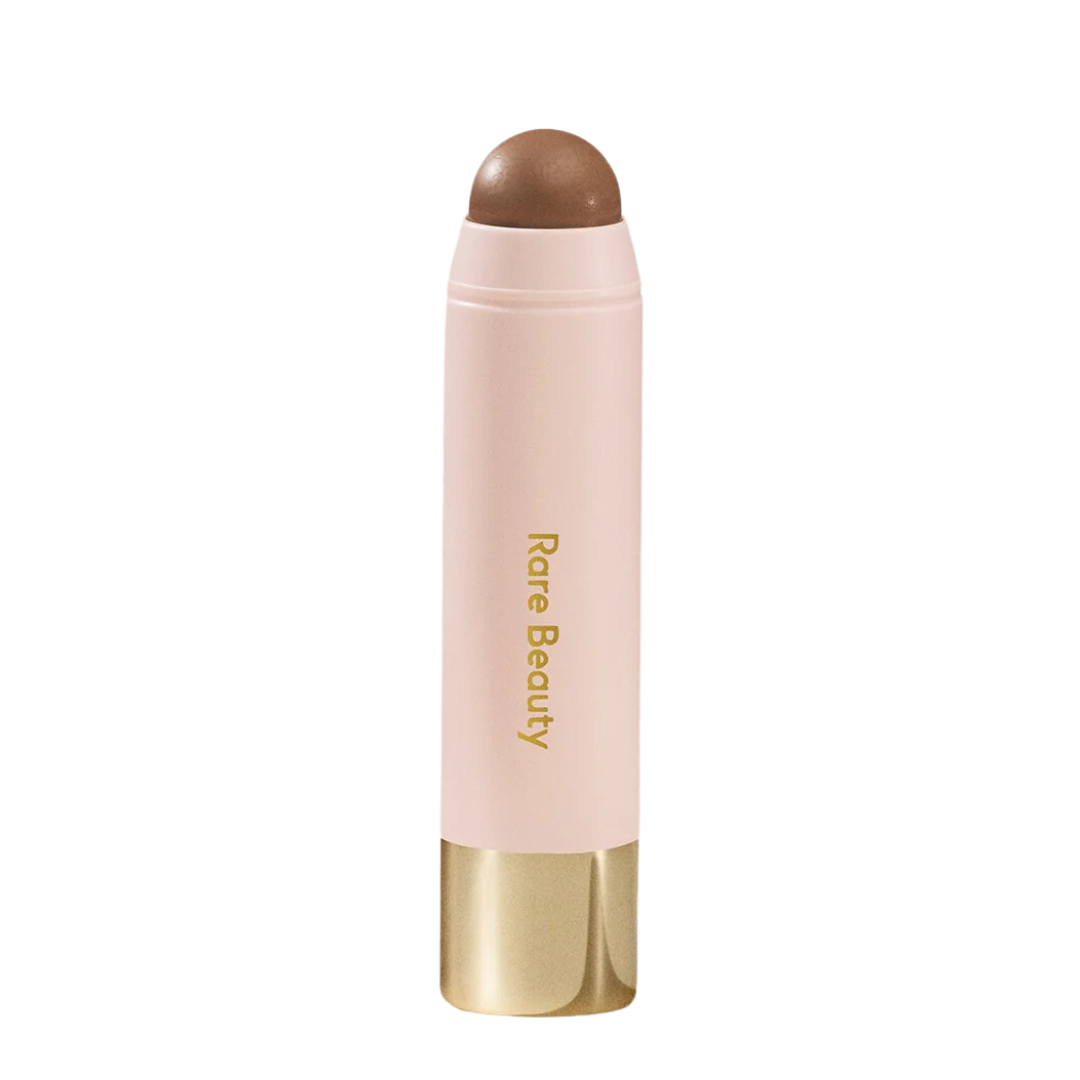 Rare Beauty Warm Wishes Effortless Bronzer Stick Good Energy, bronceador en barra con un tono dorado suave.