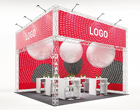 Großflächiger Messestand mit X-20 Traversensystem in Weiß mit roten Grafiken, Theken und Sitzecken. Robuster Aufbau für große Events oder Outdoor-Einsätze.