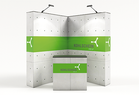 Kleiner SEG Pop Up Messestand mit oder ohne LED Hinterleuchtung. Textildruckgrafik wird mit Silikonkeder am Aluprofil ohne Werkzeug befestigt. Koffer Messestand mit Messetheke. Aufbau ohne Werkzeug. KOHLSCHEIN | MESSE MIT SYSTEM SPEZIALIST FÜR MOBILE MESSESTÄNDE