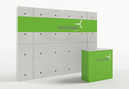 4 x 3 SEG Pop Up Wand mit oder ohne LED Hinterleuchtung. Textildruckgrafik wird mit Silikonkeder am Aluprofil ohne Werkzeug befestigt. PKW Messewand mit Counter. Aufbau ohne Werkzeuge. KOHLSCHEIN | MESSE MIT SYSTEM SPEZIALIST FÜR MOBILE MESSESTÄNDE.