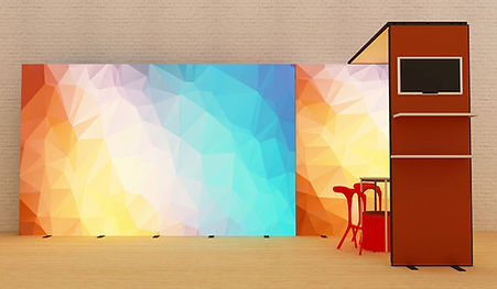 Modularer LED-Messestand 7 x 3 m – Kopfstand bestehend aus einer 7 m breiten Rückwand mit integrierter LED-Beleuchtung, Brückenelement rechts inklusive Monitor und zwei Regalen in der Frontwand