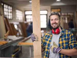 retrato-guapo-carpintero-sonriente-material-madera-taller-sosteniendo-thumbs-up.jpg