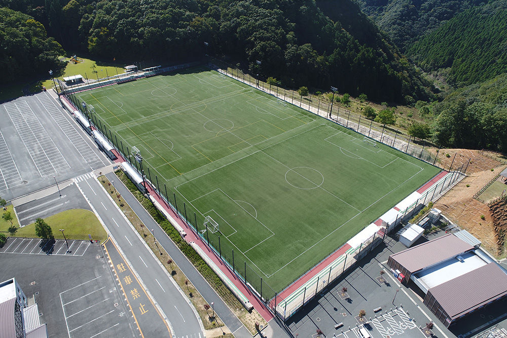 大自然に囲まれた最高の環境で、のびのびとサッカーを。