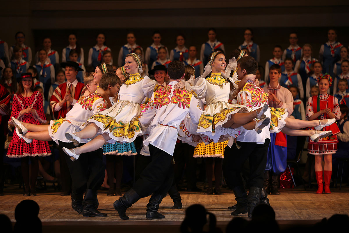 национальный танец канадцев. национальные танцы россии. игорь моисеев ансамбль народного. задний фон русский народный коллектив. народные танцы россии.