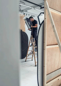 Operador supervisando una producción audiovisual en Chris Rey Media Studio, Marbella, durante un rodaje profesional de cine y vídeo.