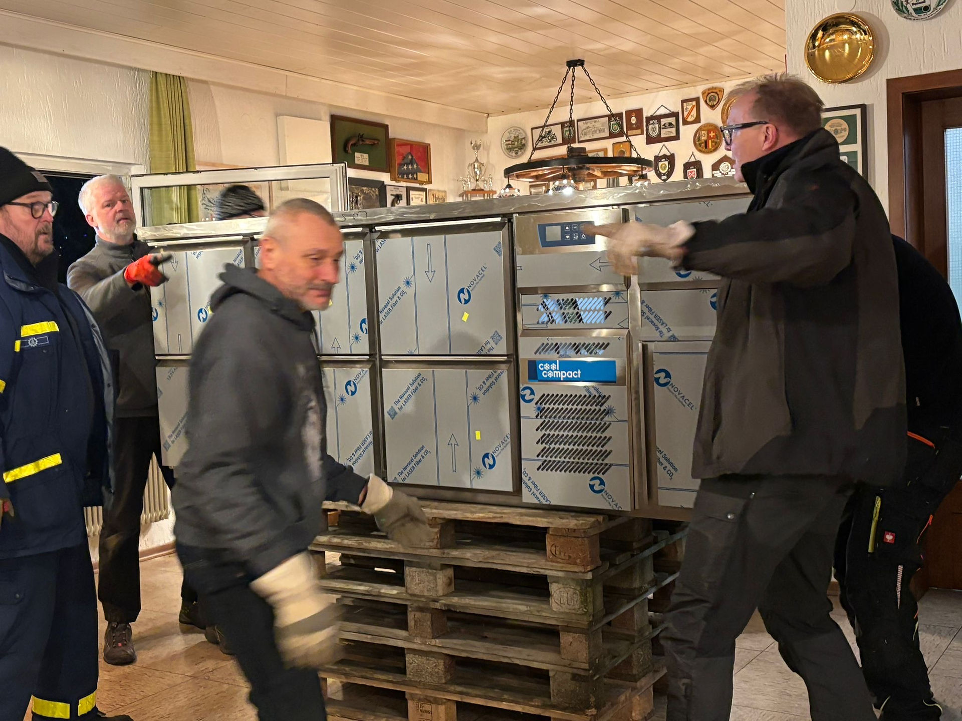 Mitglieder des Schützenverein Fuldas und des THW bei der Installation der neuen Theke