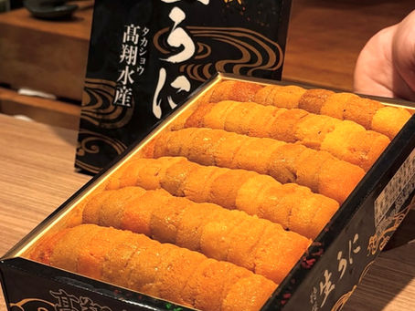 堆疊於赤醋飯上的頂級北海道海膽壽司，色澤金黃飽滿，呈現鮨㐂每兩天日本空運的新鮮口感。