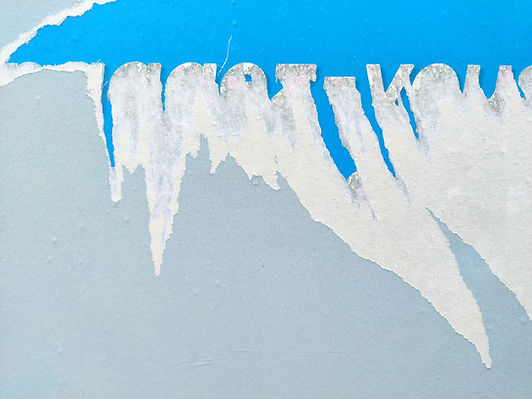 gros plan sur une affiche papier déchirée