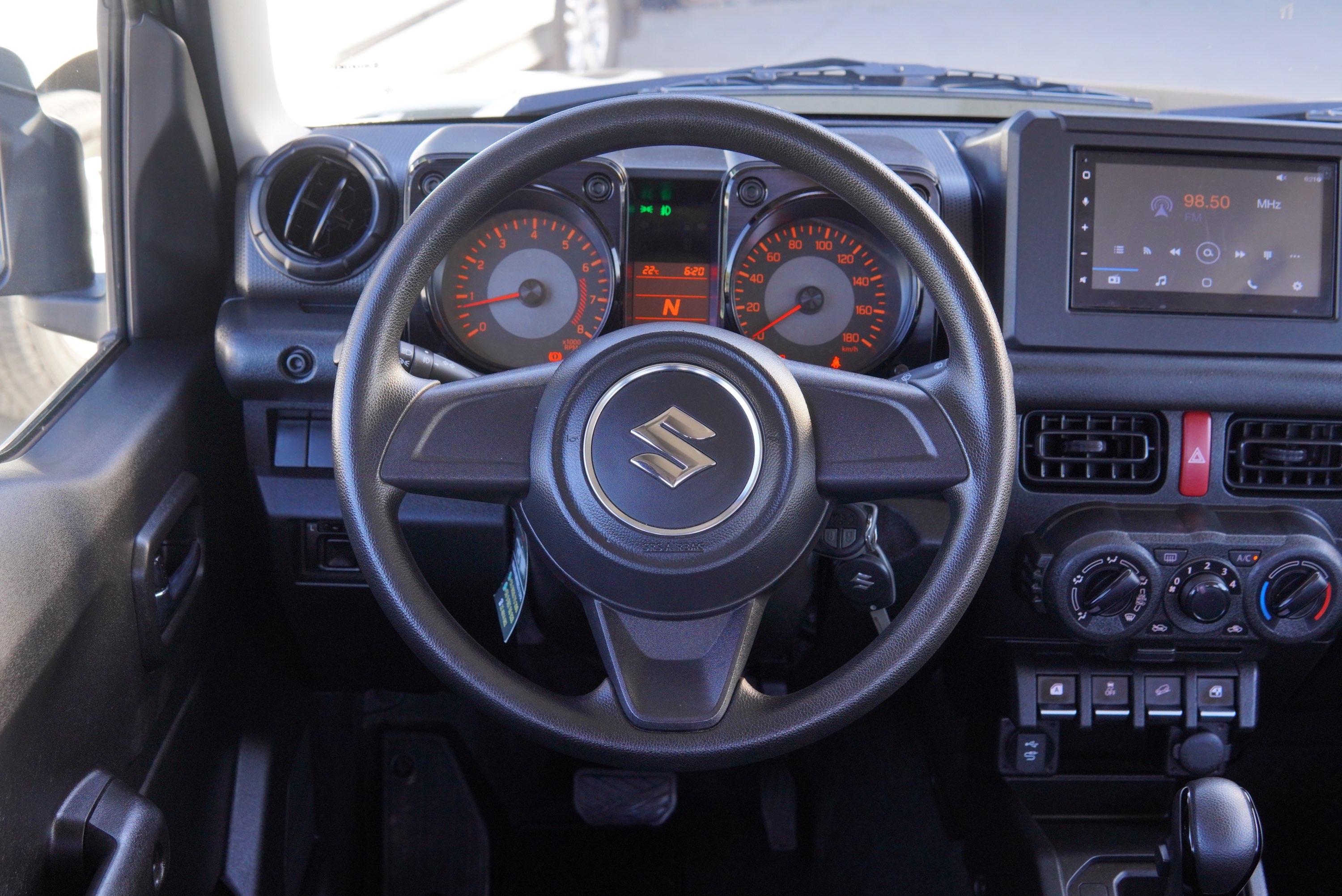 Suzuki Jimny — foto 17 de 18
