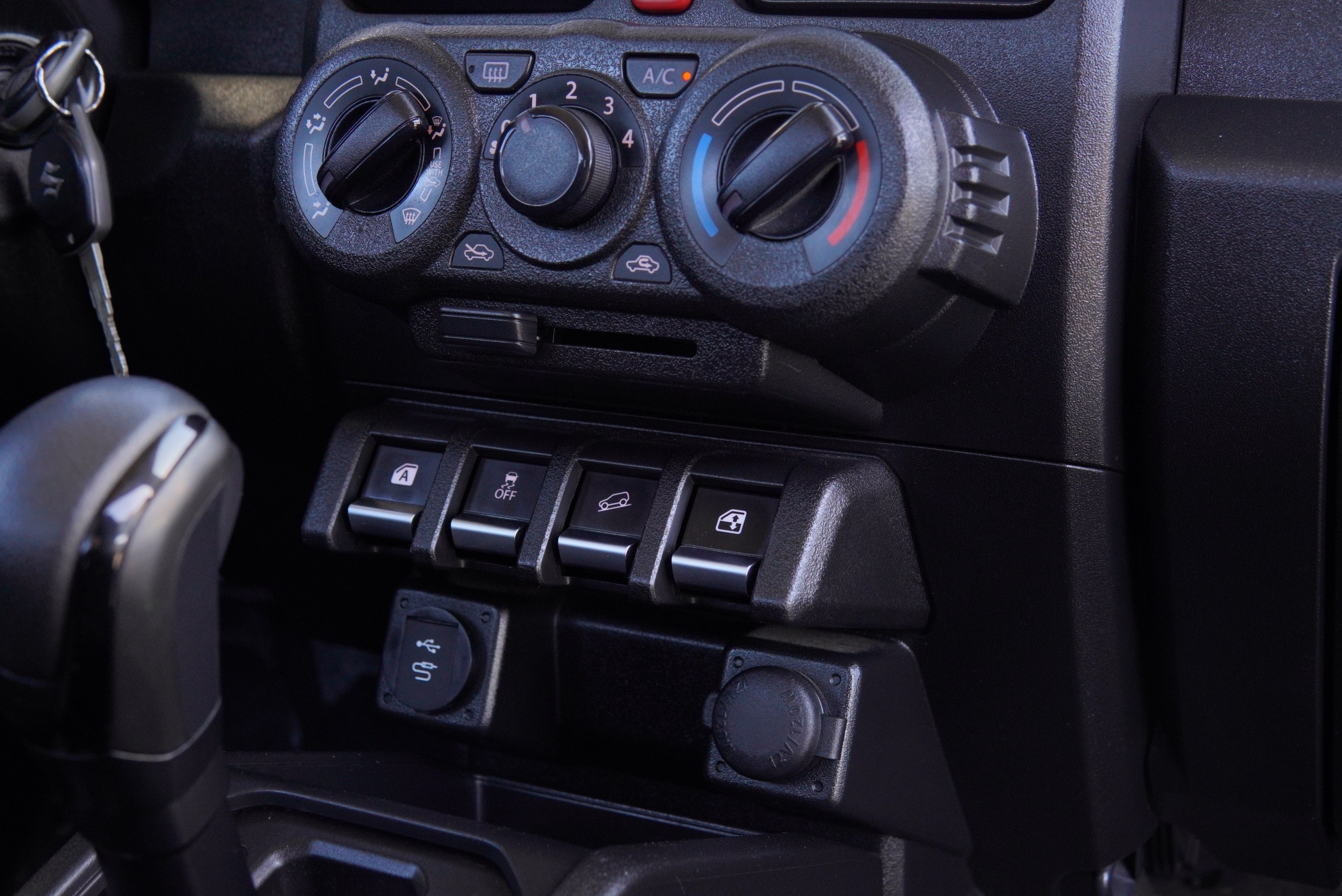 Suzuki Jimny — foto 15 de 18