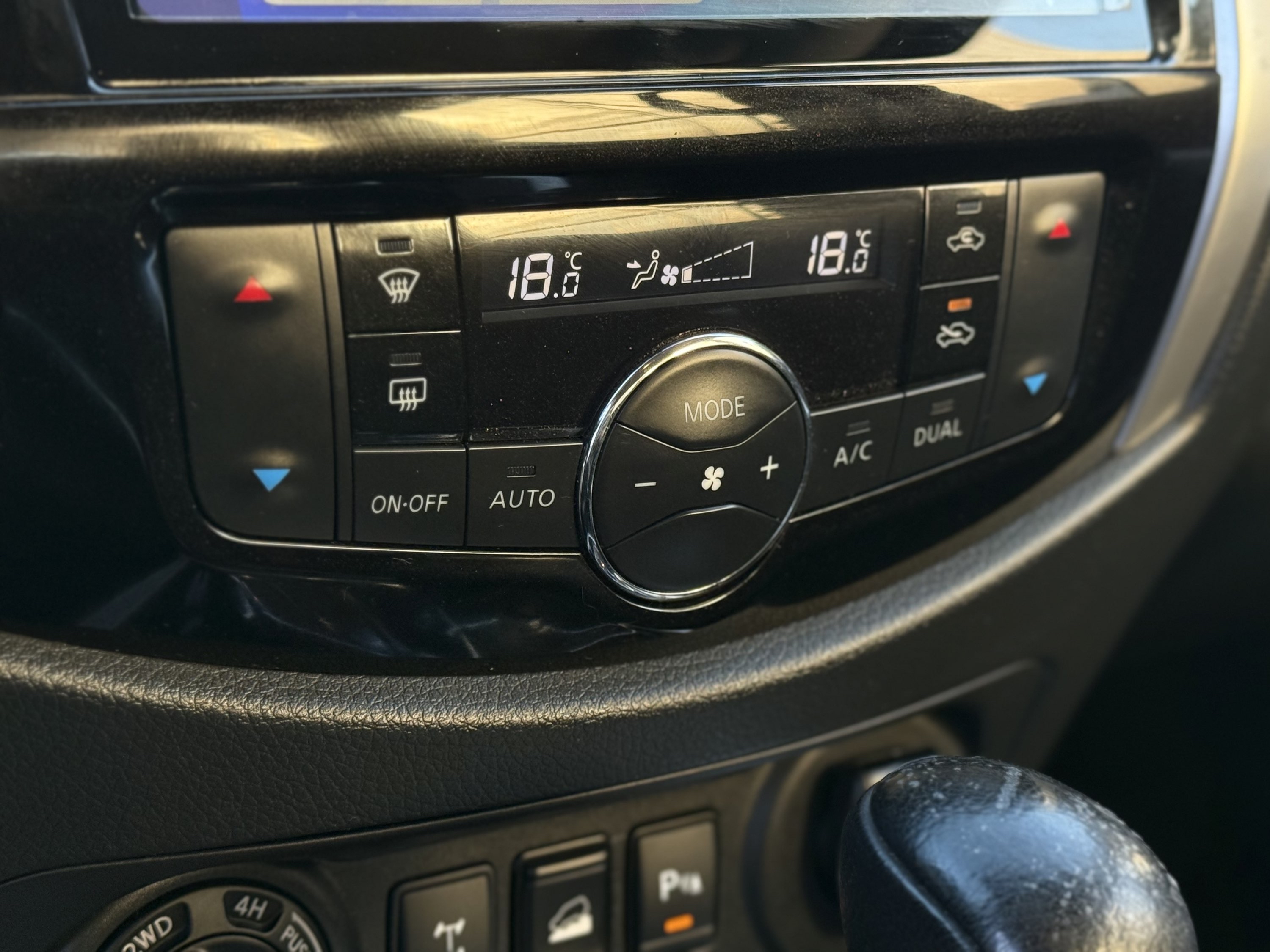 Nissan Np300 — foto 15 de 19