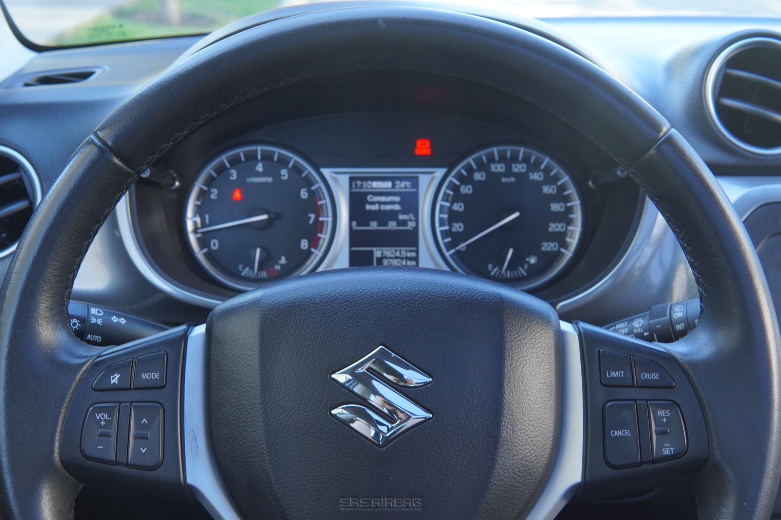 Suzuki Vitara — foto 18 de 19