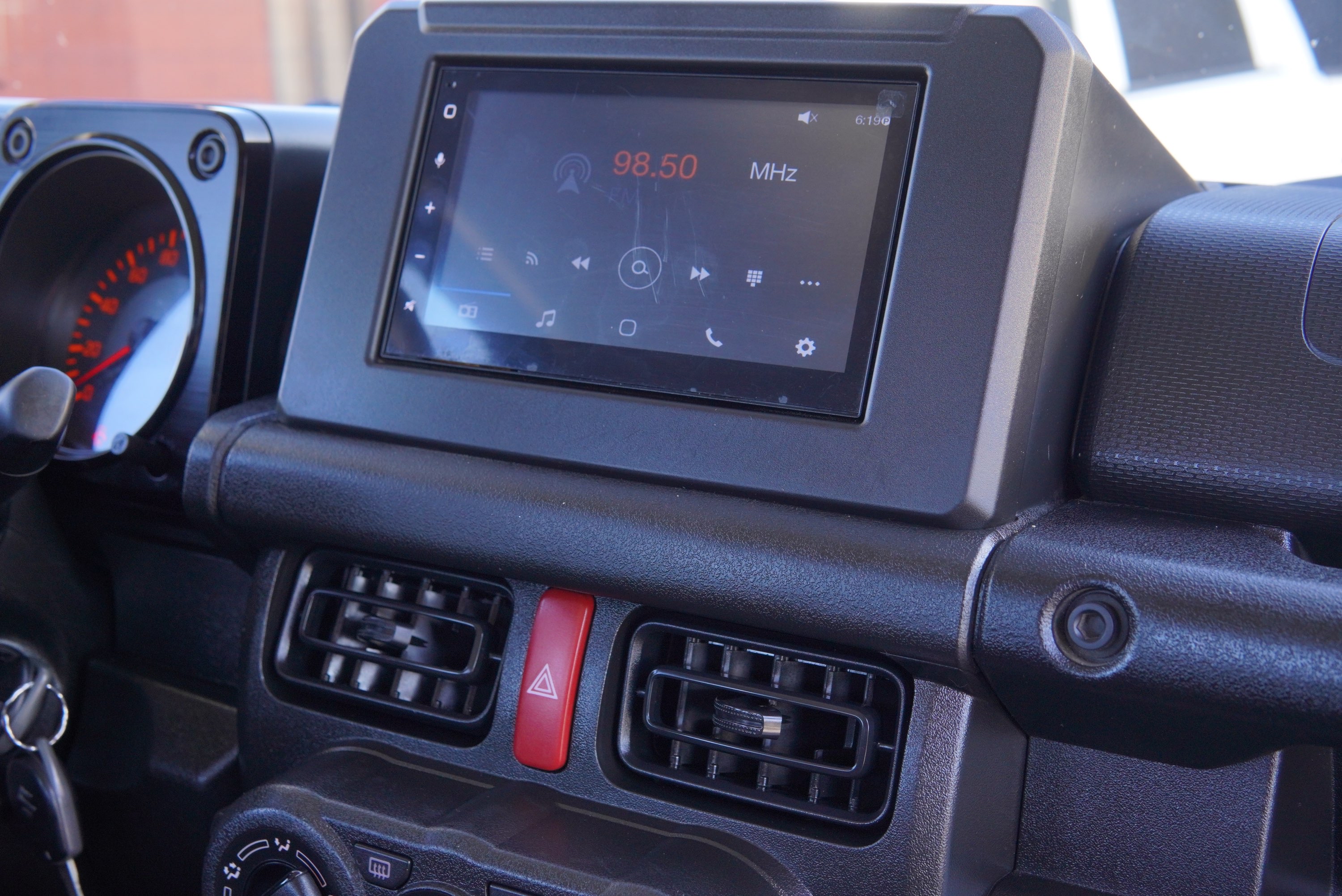 Suzuki Jimny — foto 16 de 18