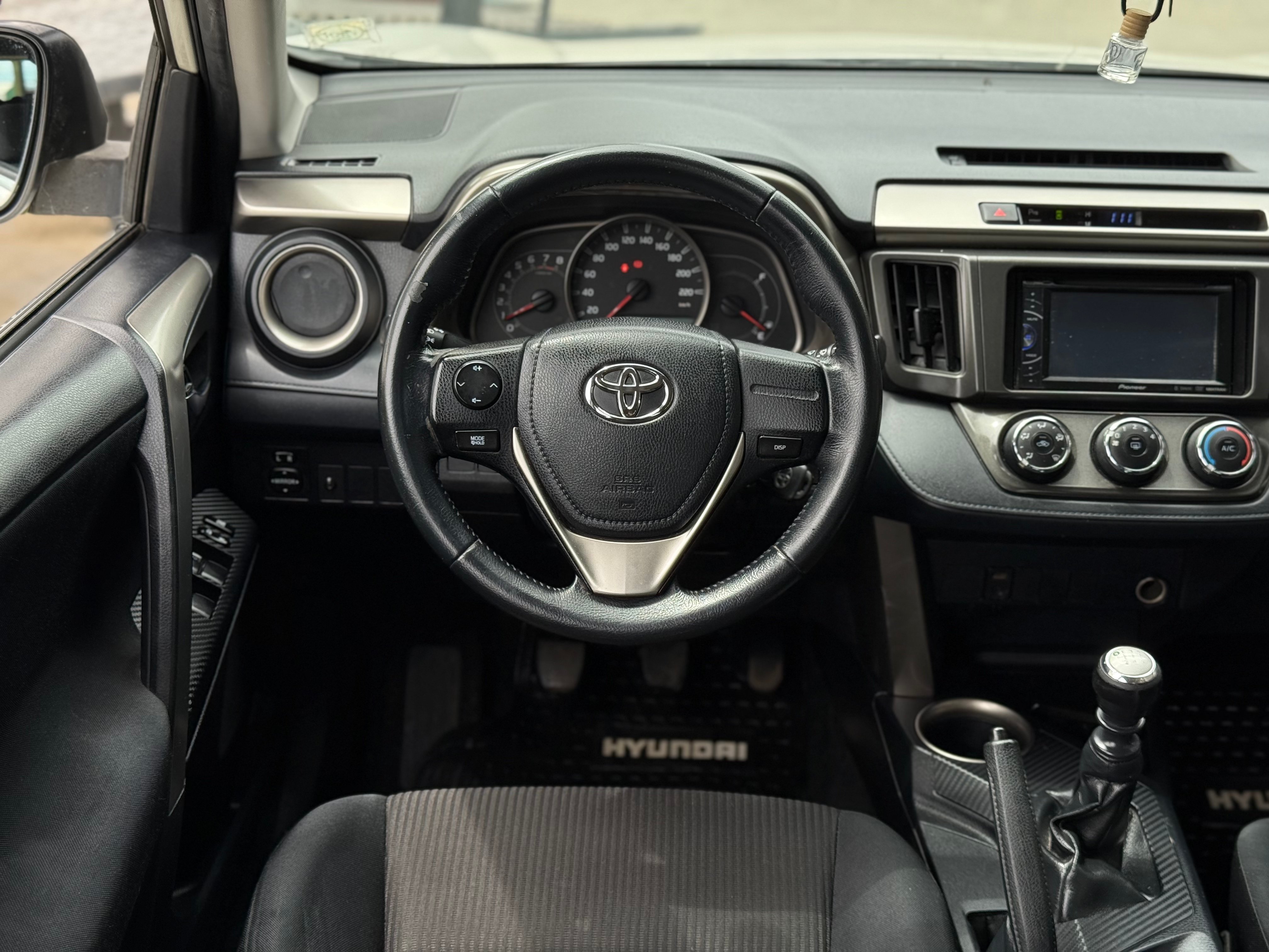 Toyota RAV4 — foto 15 de 15