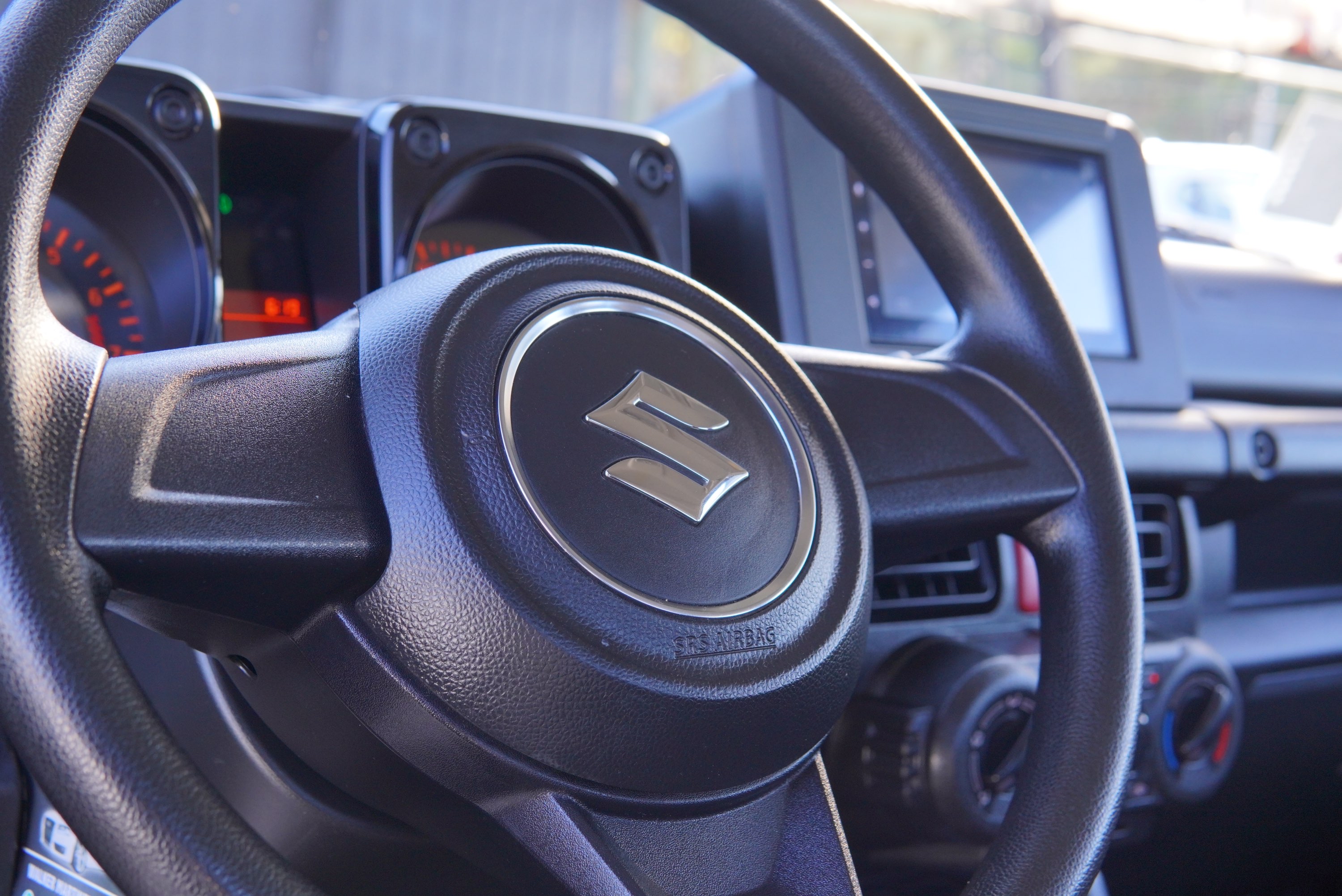 Suzuki Jimny — foto 18 de 18