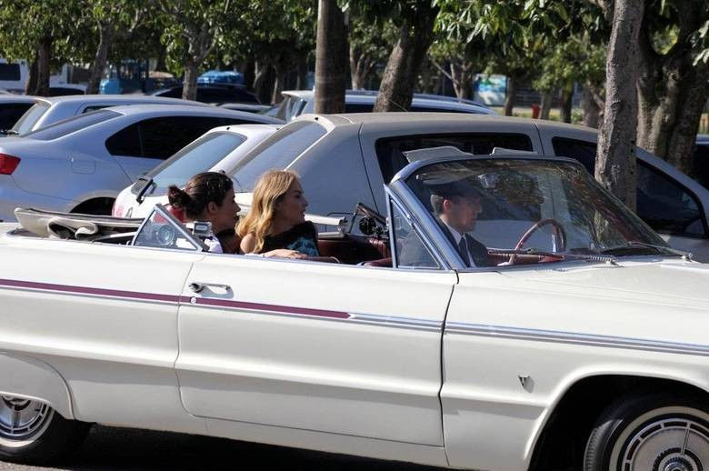 a puta velha de carro velho.jpg