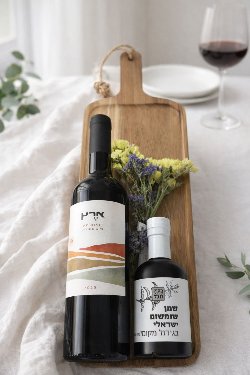 מארז יין ובוטיק על מגש עץ בעיצוב נקי | המתנה המושלמת והיוקרתית