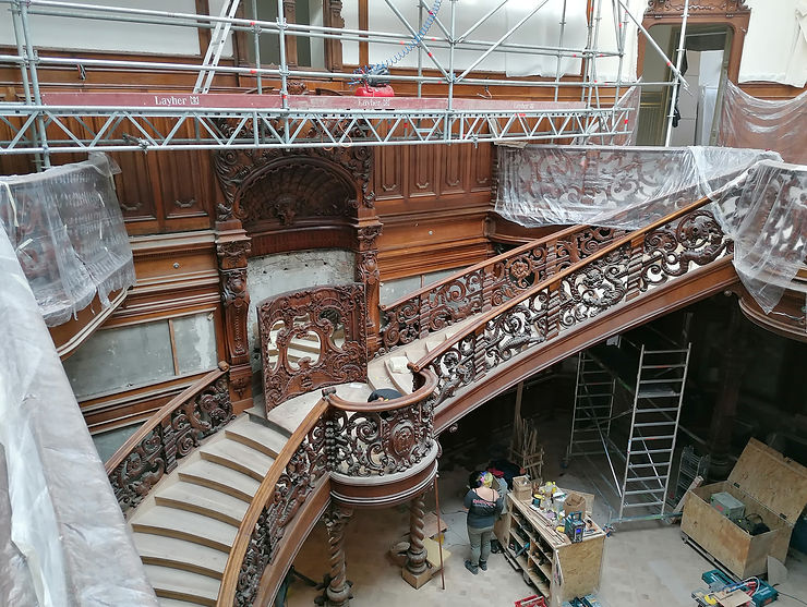 Kézzel restaurált fafelület – ArteMur Wall Studio bútorfelújítás - Kézzel csiszolt és festett fafelület — a türelem és preciz