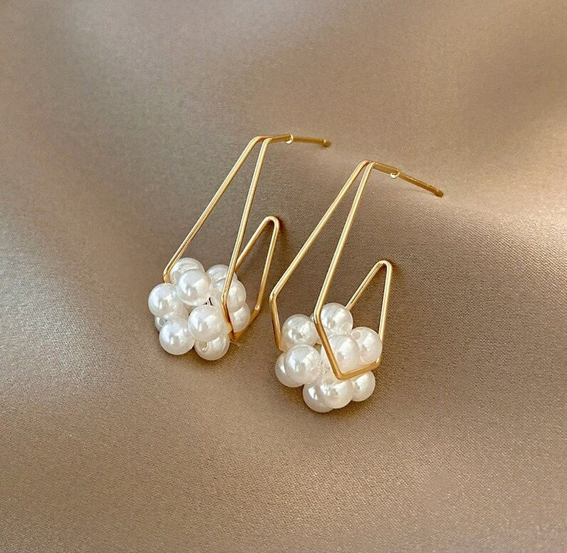 縮圖：Triangular Geometric Pearl Earrings