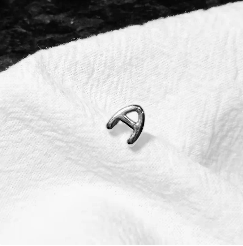 縮圖：Letter simple temperament stud earrings unisex earrings