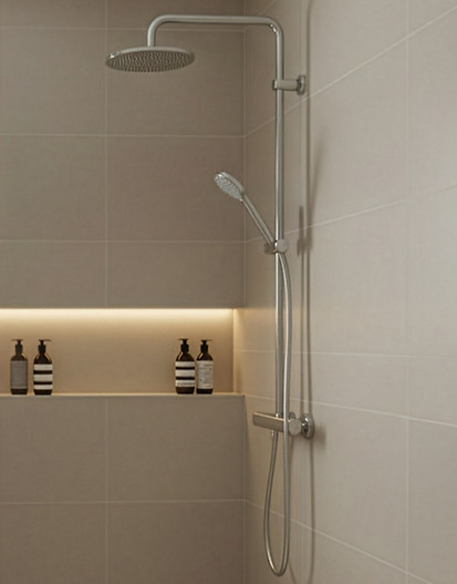 Dusche mit beleuchteten Nischen, warme, sandfarbene Fliesen