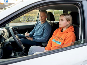 Kørelærer og elev på køretime i skolebilen i Aarhus