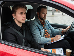 Køreelev får instruktion bag rattet i Aarhus