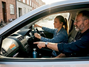 Køreelev modtager teoriundervisning i parkeret bil i Aarhus