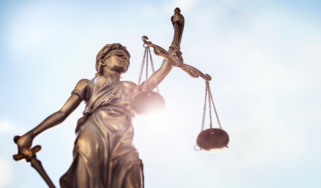 Concept de droit juridique statue de Dame Justice avec balance de justice