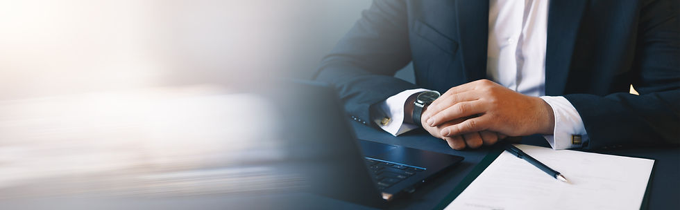 avocat signant un document