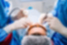 Un dentiste en uniforme effectue un traitement dentaire sur un patient.