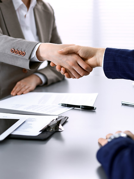 Concept de signature de documents, d'accord et de consultation d'avocats