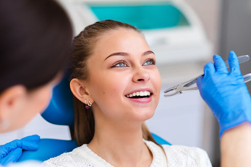 Extraction de dent belle fille en dentisterie