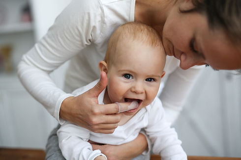 Hygiène de la bouche de bébé avec le doigt en silicone souple