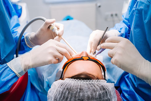 Un dentiste en uniforme effectue un traitement dentaire sur un patient dans un cabinet de