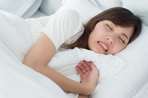 femme stressée avec des dents qui grincent