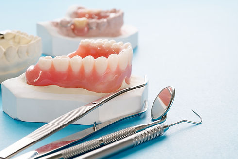 Dentier complet ou prothèse complète sur fond bleu