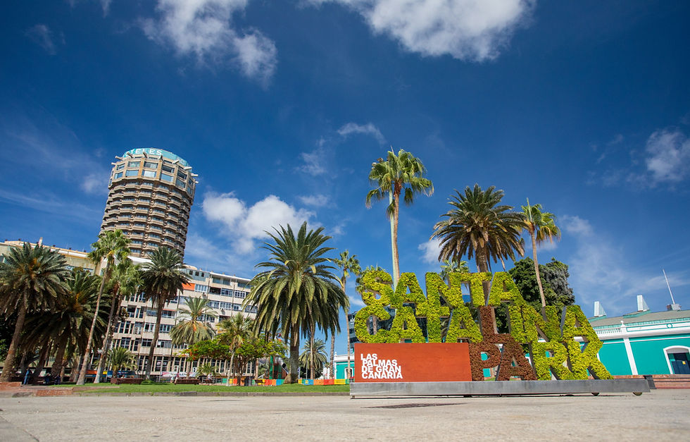 Foto del Parque Santa Catalina en Las Palmas de Gran Canaria y el Museo Elder en el fondo.
