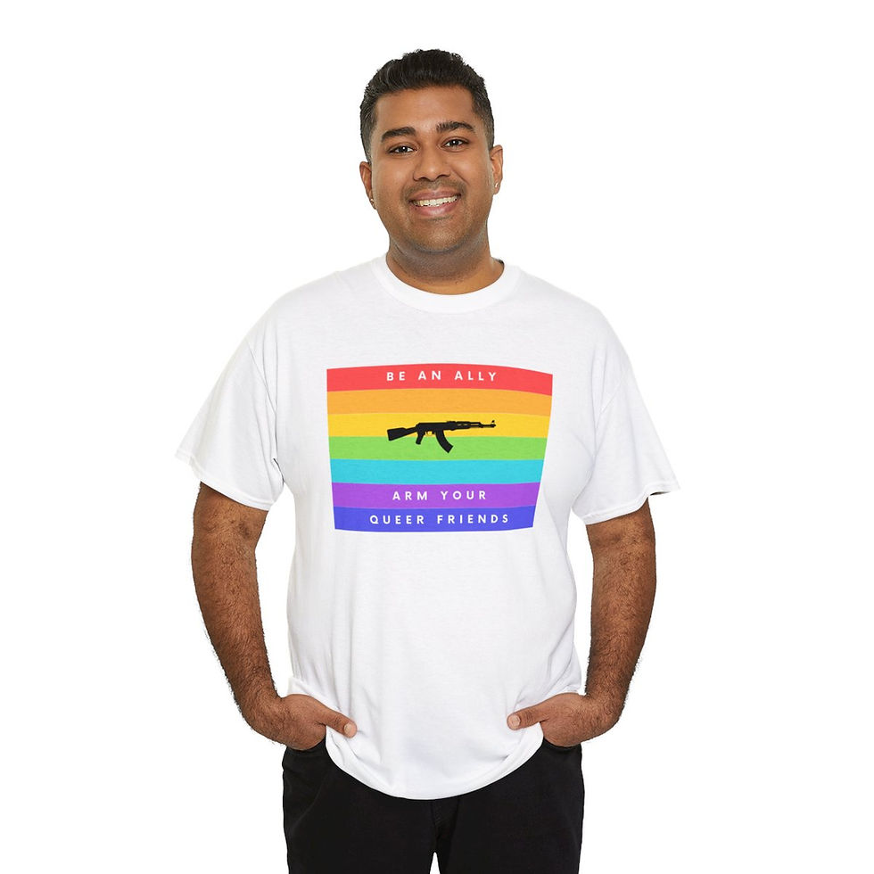 Miniatura: A man wearing a T-shirt with an image of the pride flag and a rifle. The text on the shirt reads "Arm your queer friends."