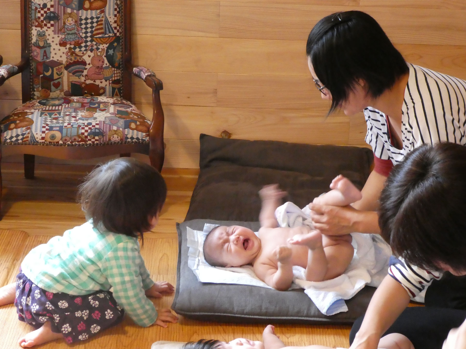 泣いちゃった赤ちゃんを気にする看板娘の、先生のお嬢ちゃん