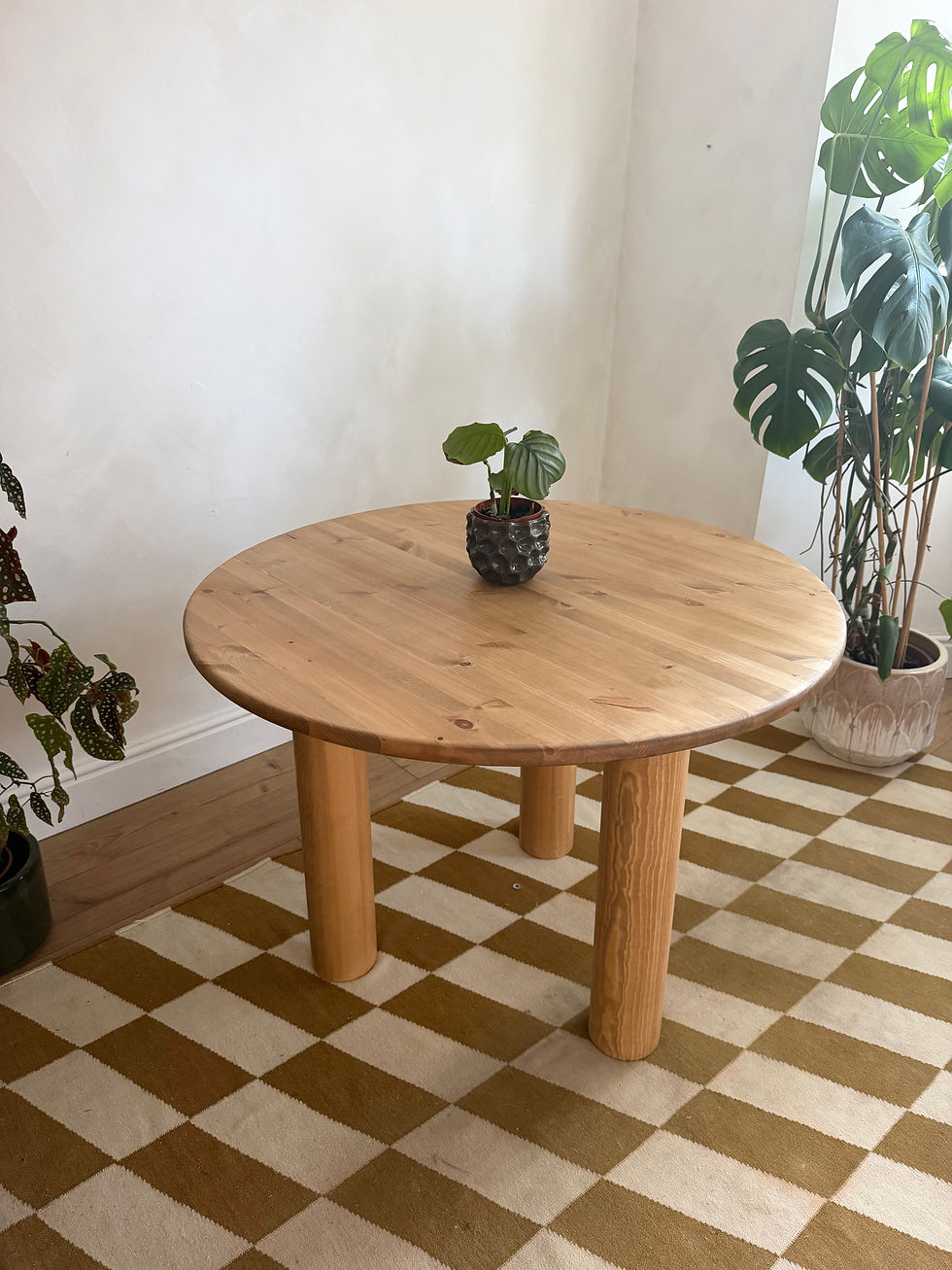 Thumbnail: Round dining table with 3 chunky legs 