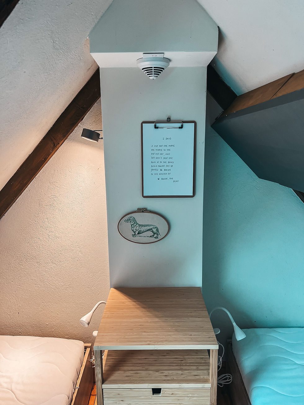Offenes Schlafzimmer unter dem Dach mit zwei Einzelbetten