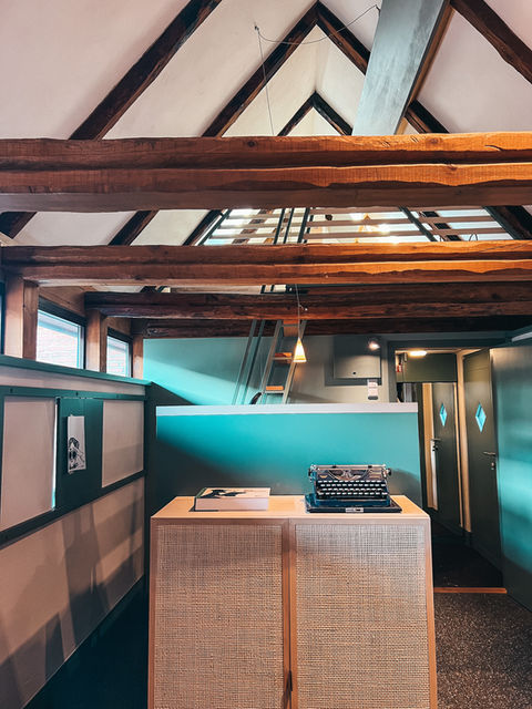 Sideboard mit Schreibmaschine und Bildband