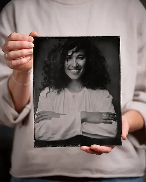 Ein fertiges Ferrotypie-Portrait in den Händen der portraitierten Person.