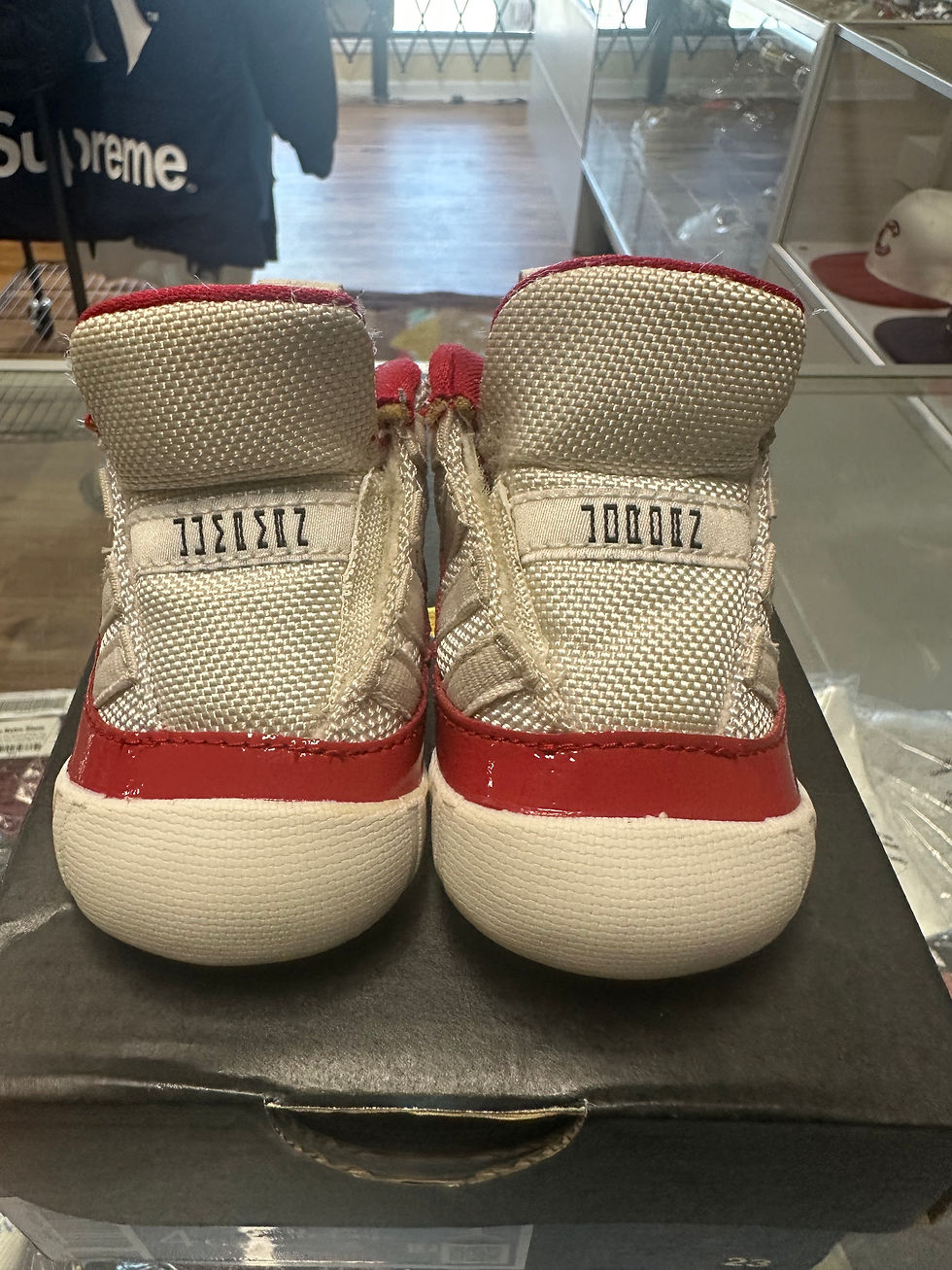 Thumbnail: Jordan 11 “Cherry” sz 1 Pre-Owned 