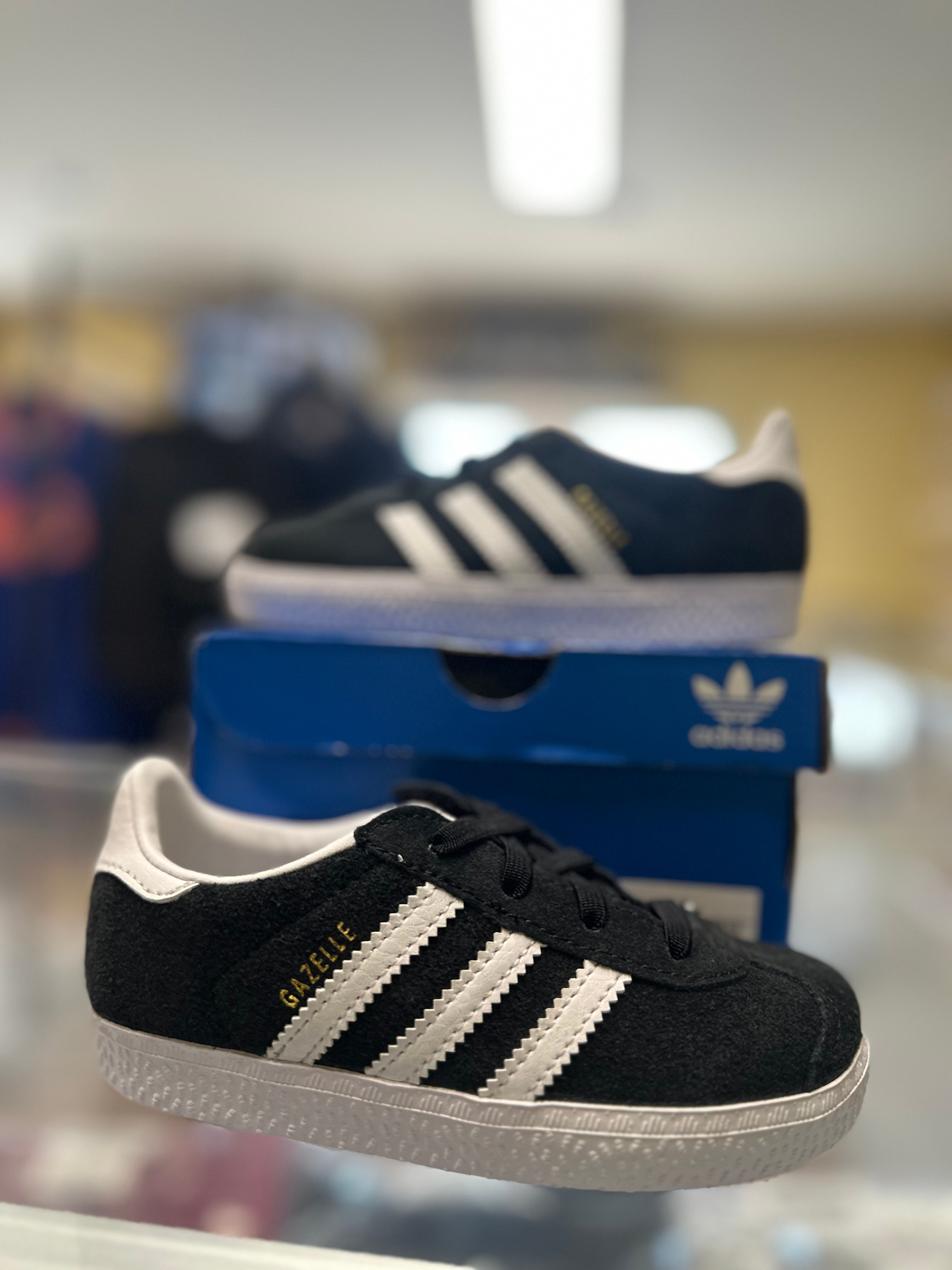 Adidas Gazelle “Black White” sz 9.5 Pre-Owned 