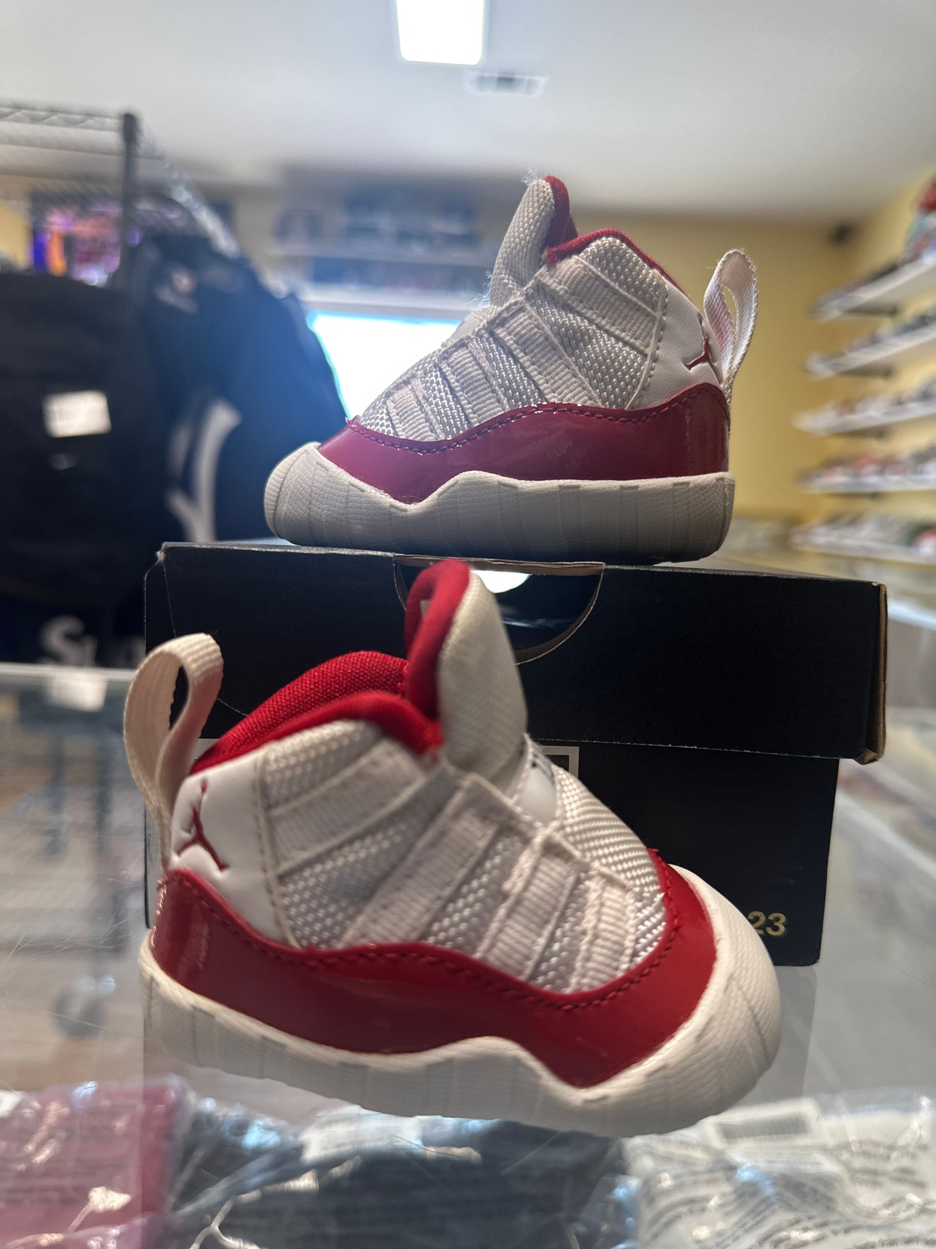 Jordan 11 “Cherry” sz 1 Pre-Owned 