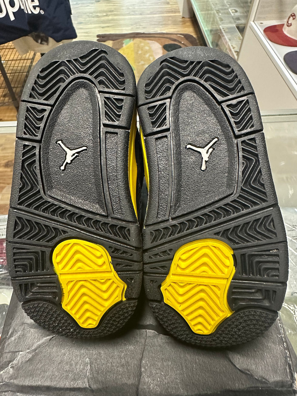 Thumbnail: Jordan 4 “Thunder” 6c Pre-Owned