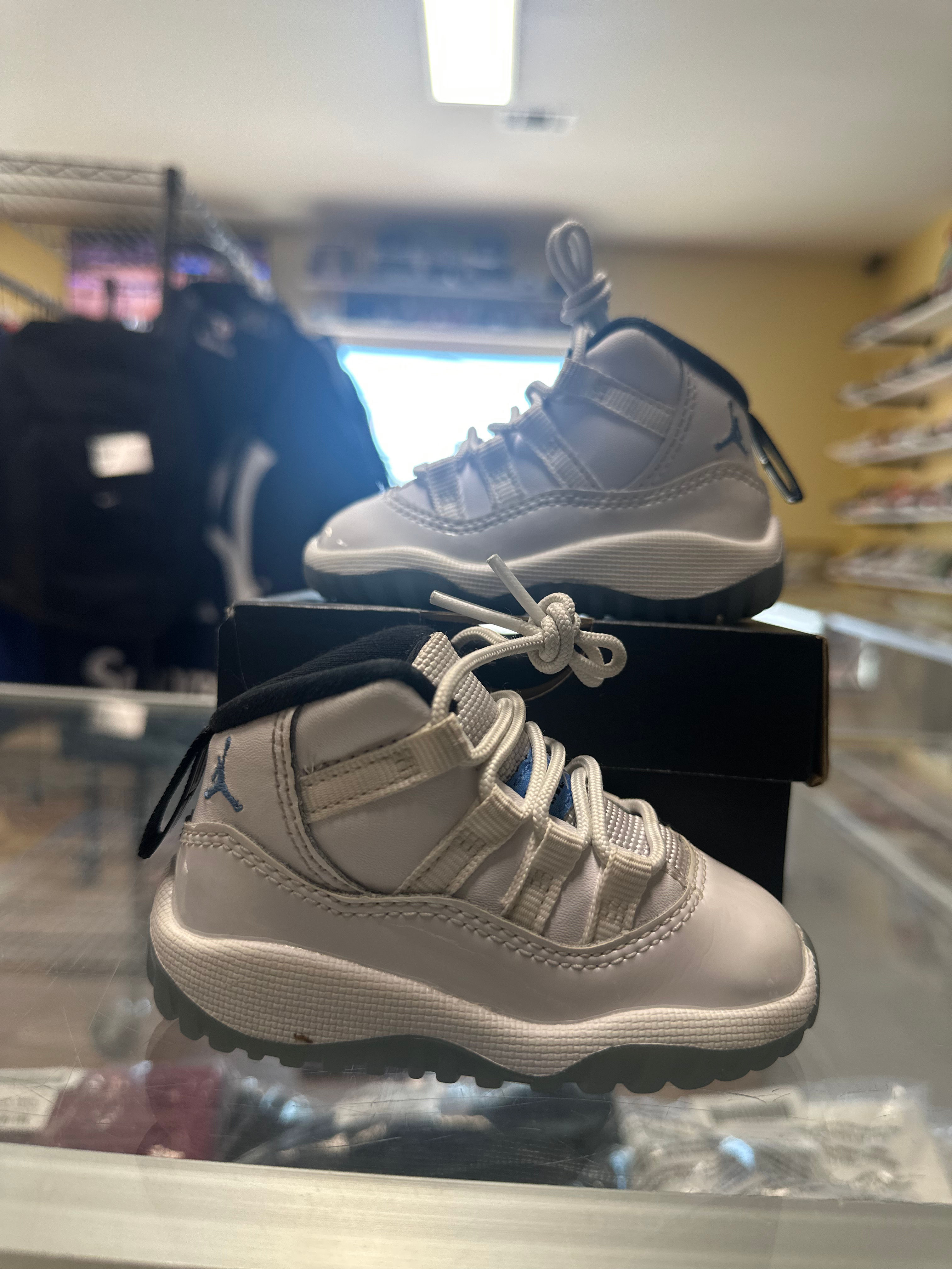 Jordan 11 “Legend Blue” sz 4 Pre-Owned 