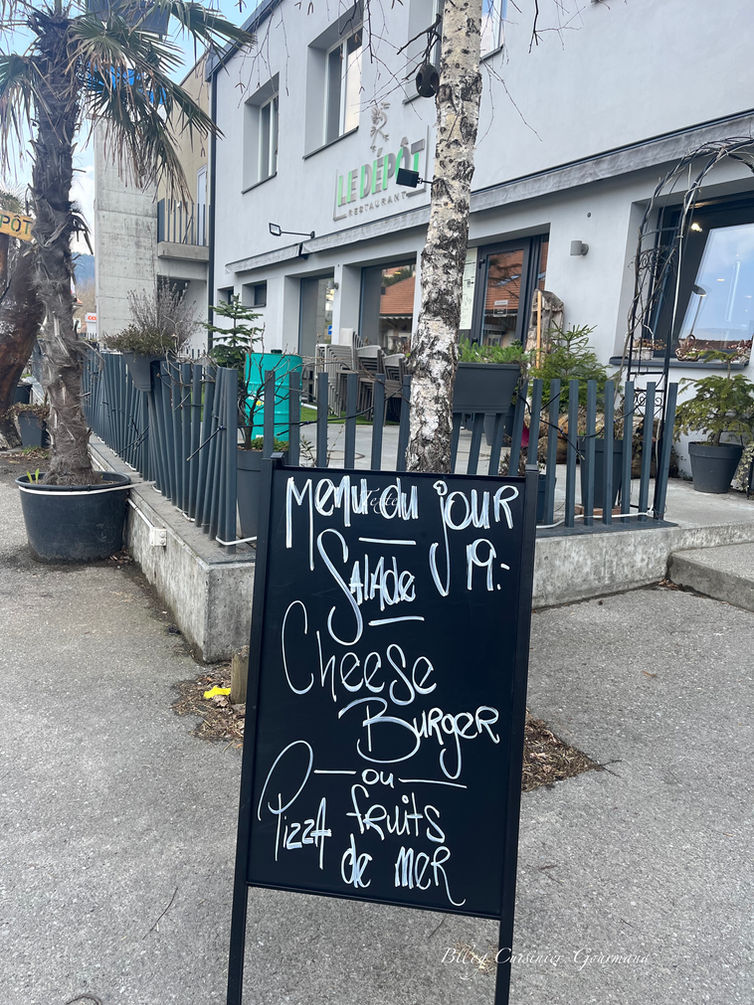 Un hamburger assez décevant, au menu du jour du restaurant : Le Dépôt, à La Roche 1634.